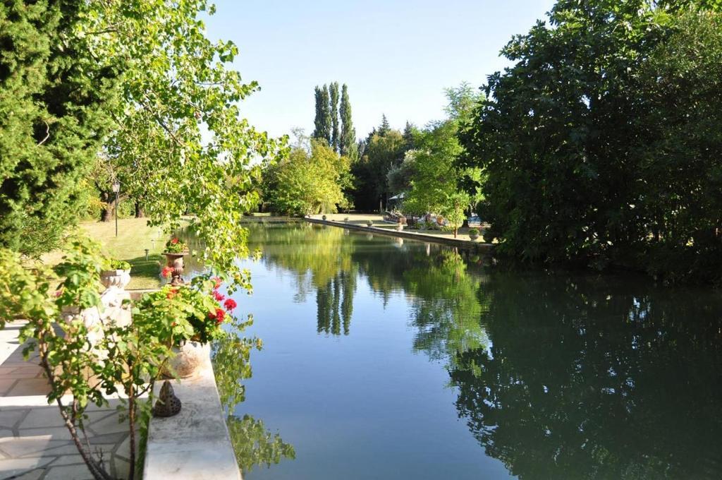 Отель Domaine Du Moulin Сен-Лоран-дез-Арбр Экстерьер фото